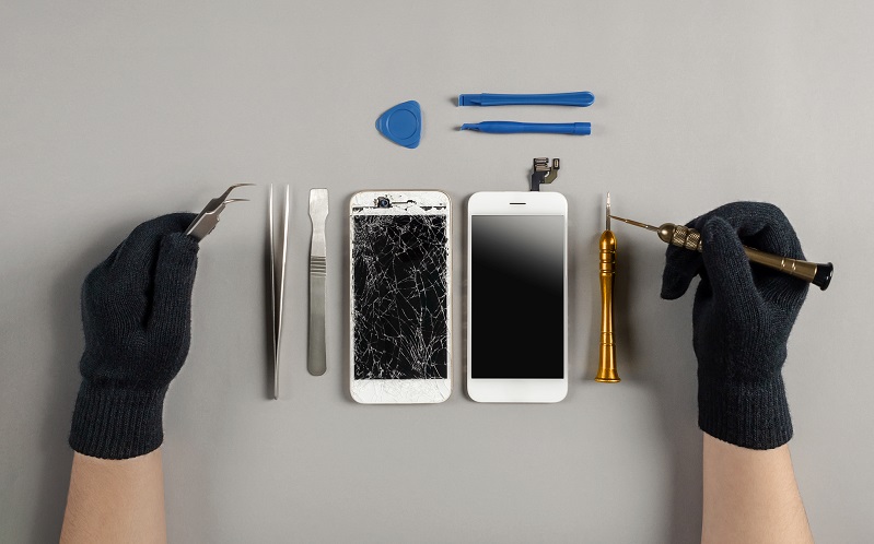 Technician,Prepairing,To,Repair,And,Replace,New,Screen,Broken,And